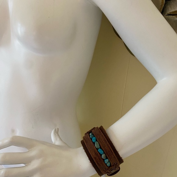 NWT LEATHER CUFF🎉🎉 - Picture 6 of 9